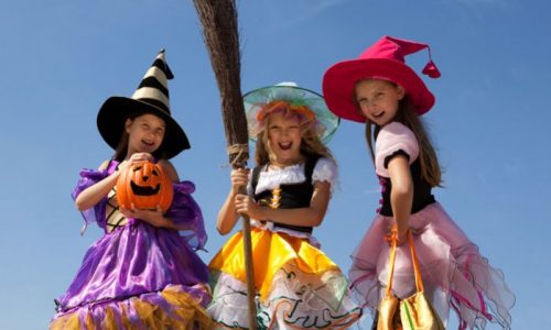 Kinder als Hexen verkleidet