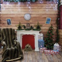 Weihnachtliche Fotokulisse Wohnzimmer mit Kamin, Geschenken, Schaukelstuhl