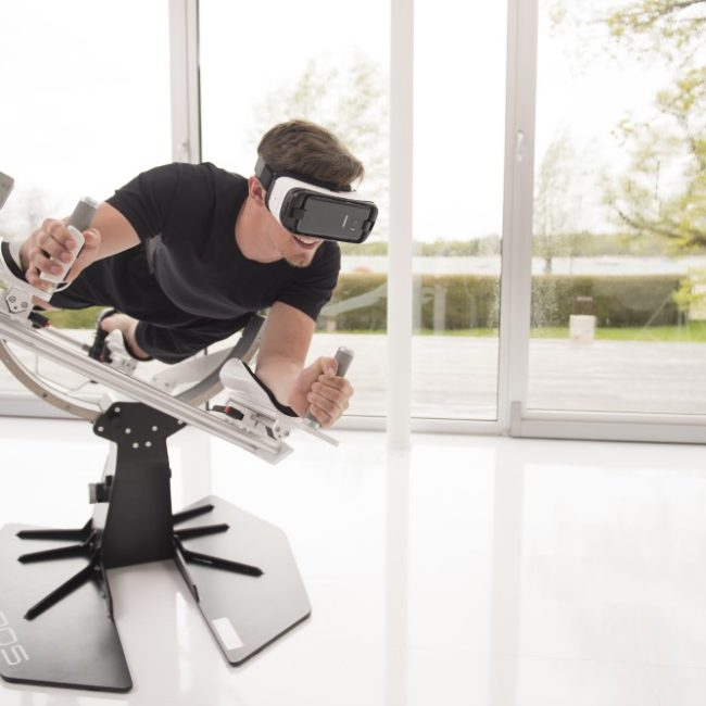 Mann mit VR-Brille auf dem Flugsimulator ICAROS