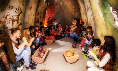 Kinder und Guide in der Höhle - interaktive Lernwelten