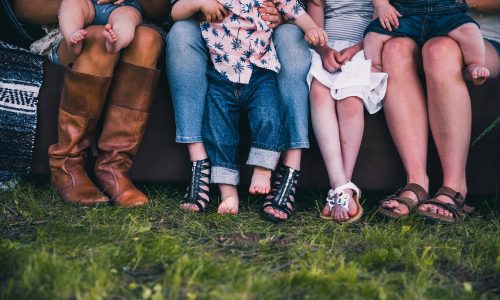 Vereinbarkeit Beruf Familie- Füße von Eltern und Kinder