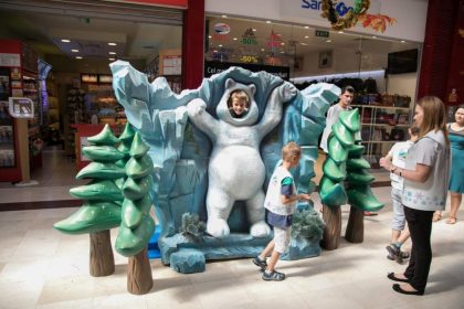 Fotostation Eisbär mit Besuchern im Einkaufszentrum