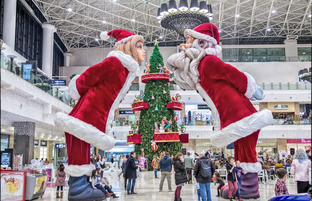 Weihnachtsmann und -frau in einem Einkaufszentrum