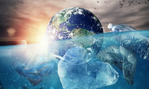 Die Erde schwimmt im Meer voller Plastik