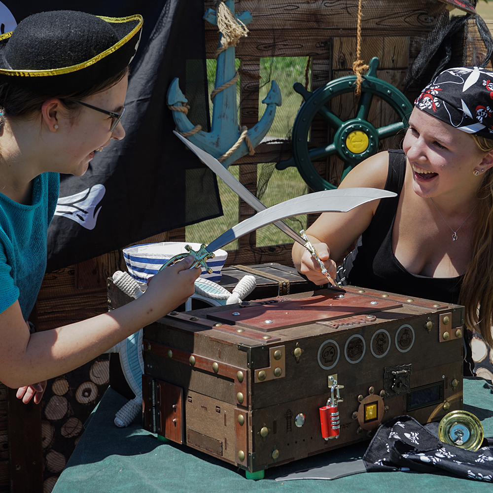 2 Frauen haben Spaß beim Lösen des mobilen Escape Games Der Piratenschatz
