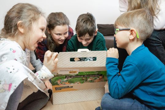 Playcific Adventures in a box wird von Kindern geöffnet