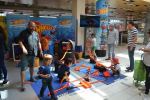 Kinder spielen auf der Hot Wheels Promotionfläche im Einkaufszentrum