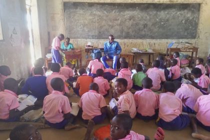 Viele SchülerInnen sitzen in Kenia auf dem Boden des Klassenzimemrs, da sie keine Schulmöbel haben - Social Team Event