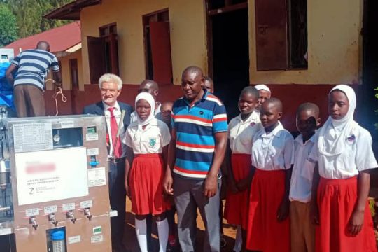eine Wasserfilteranlage aus dem Social Team Event Water4Ideas wird an eine Schule in Uganda übergeben