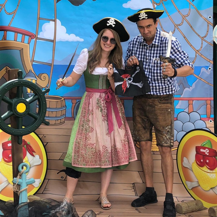 Ein Paar posiert in Piratenkulisse für ein Foto